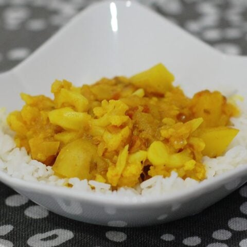 Slow Cooker or Stove Top Potato Cauliflower Curry (Aloo Gobi)
