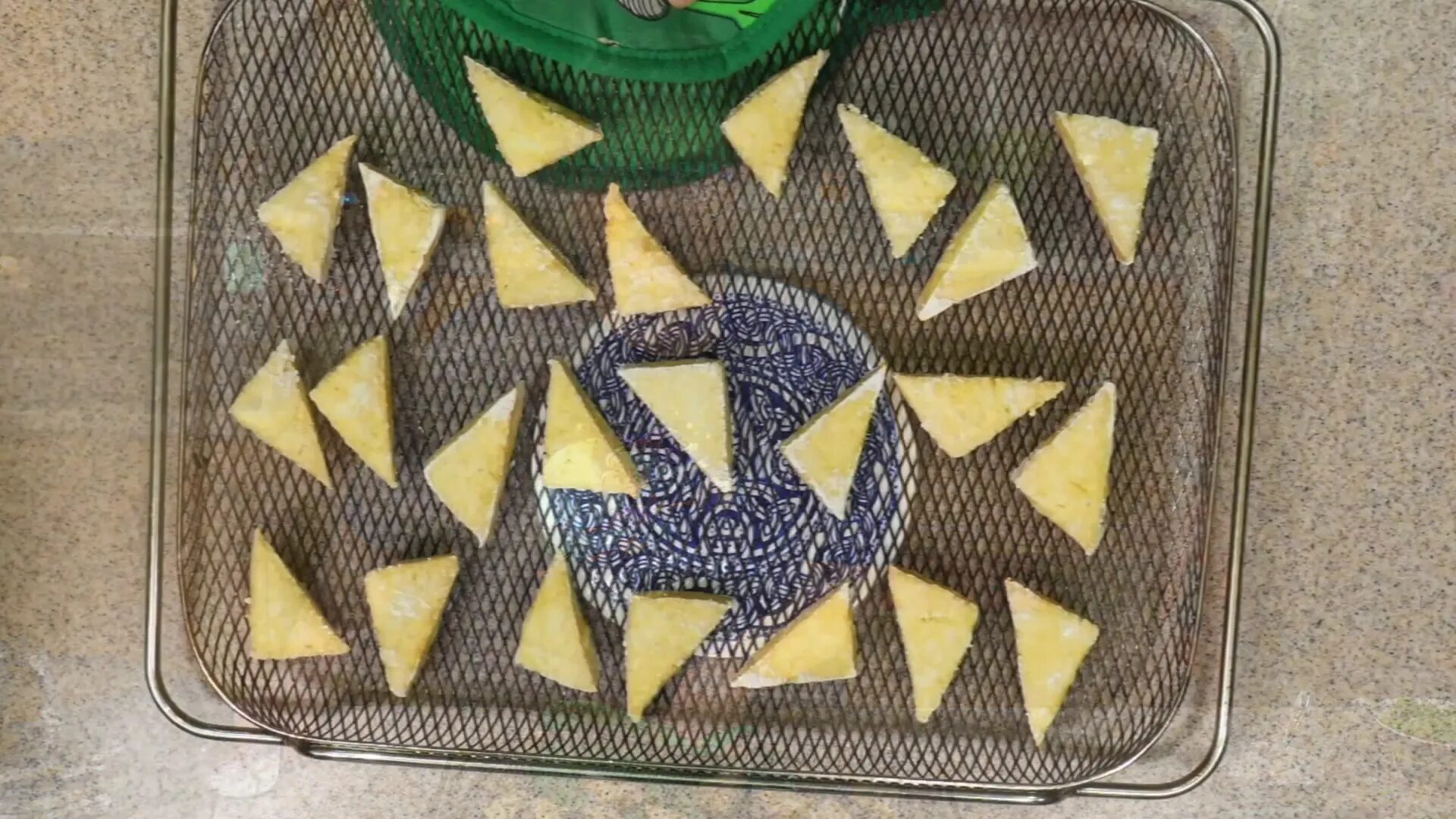 Frying tofu until golden brown