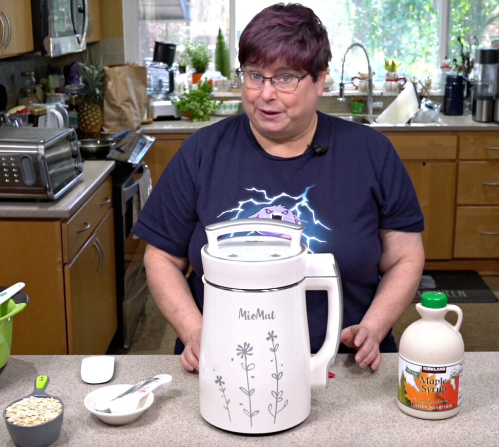 Kathy m aking an Oatly copycat in the Miomat milk maker.