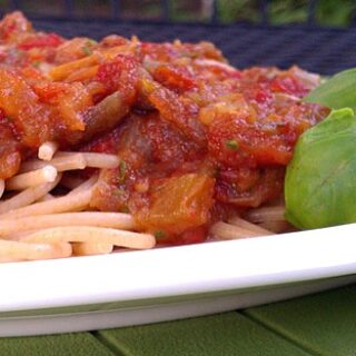 slow cooker spaghetti sauce with fresh tomatoes and basil