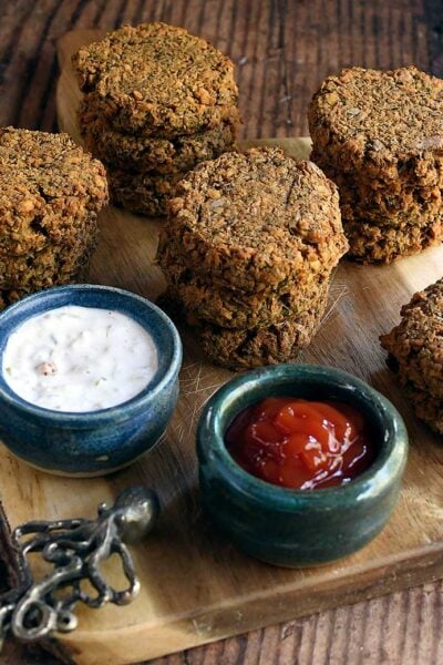 Soy curl and jackfruit crab cakes ready to serve to your guests.