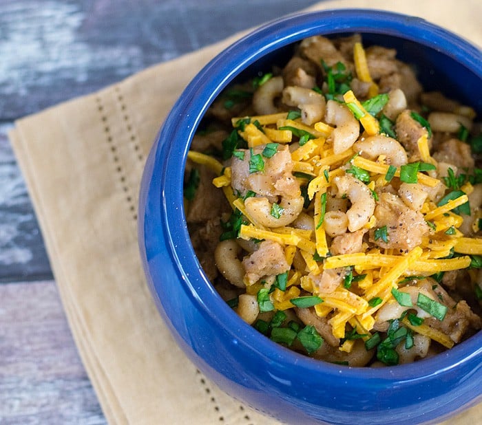 Vegan mac and cheese with soy curls in a blue bowl.