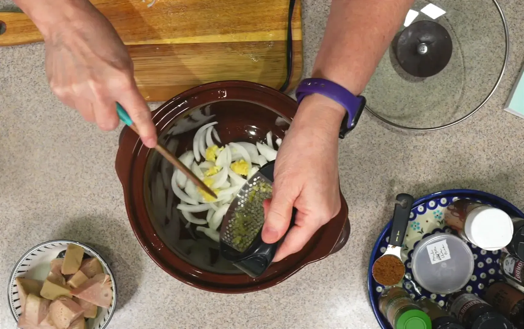 Adding jackfruit to the slow cooker